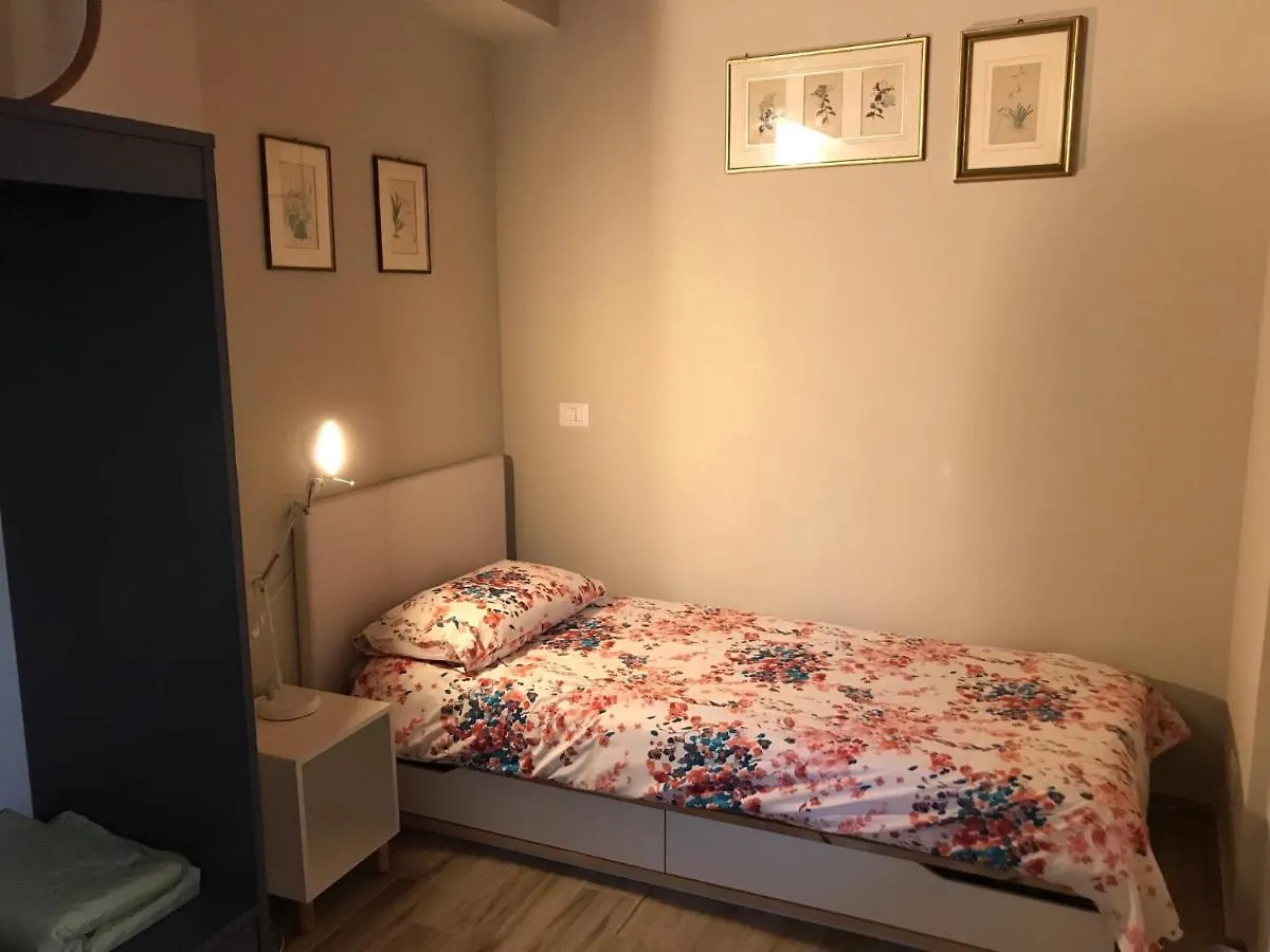Appartamento Con Terrazza E Posto Auto Libri E Giardini Pero Hébergement de vacances